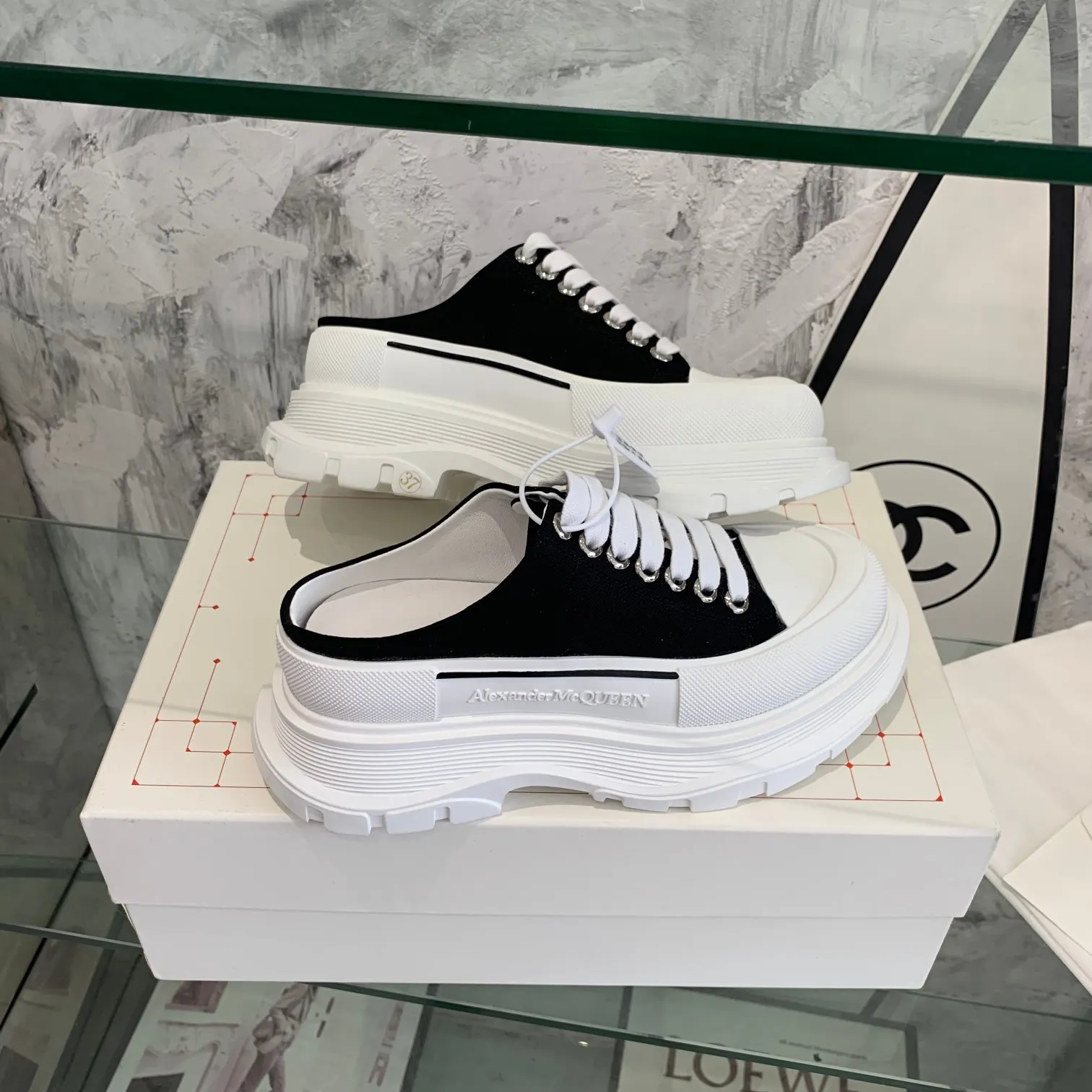 👟👟Ex-factory price 500👟👟 Mc Queen is in stock all year round [Rose] McQueen [Rose] dad shoes [Rose] ss early spring first release‼ ️‼ ️The latest Milan Fashion Week T-stage catwalk model, the unique and personalized design is very classy on the feet, and the round toe design allows the toes to be completely released. I spent a lot of money to buy multiple pairs of the originals and dismantled them and made replicas. Many celebrities such as Guli Nazha, Wu Lei, and Internet celebrity bloggers have endorsed Xiaohongshu’s popular products, and the products are sold out at the counters! Fabric: Imported pure cotton fabric Lining: Imported silk sheepskin Feet: Imported silk sheepskin Size: Women's 35-40. Packaging: original full set of packaging, outsole: increased by 5 cm, original outsole